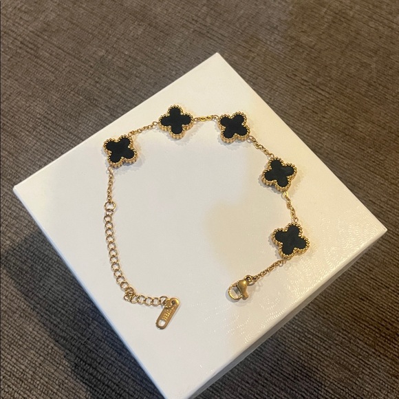 Elegant Black and Gold inspired Clover Bracelet. - Picture 2 of 9